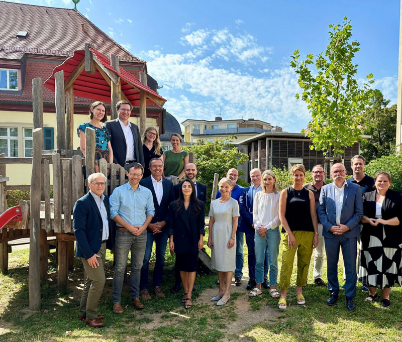 Teamfoto - Förderverein Projekt Childhood-Haus Würzburg