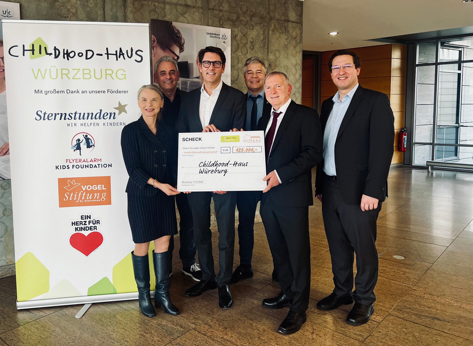 Foto: Stefan Dreising, UKW - v.li. Åsa Petersson, Vorsitzende CHH; Prof. Dr. Michael Müssig Stiftungsrat Vogel Stiftung; Prof. Dr. Tim E. von Oertzen, Ärztlicher Direktor UKW; Dr. Gunther Schunk und Erhard Frank (beide Vorstand der Vogel Stiftung); Prof. Dr. Marcel Romanos, Direktor Klinik und Poliklinik für Kinder- und Jugendpsychiatrie, Psychosomatik und Psychotherapie