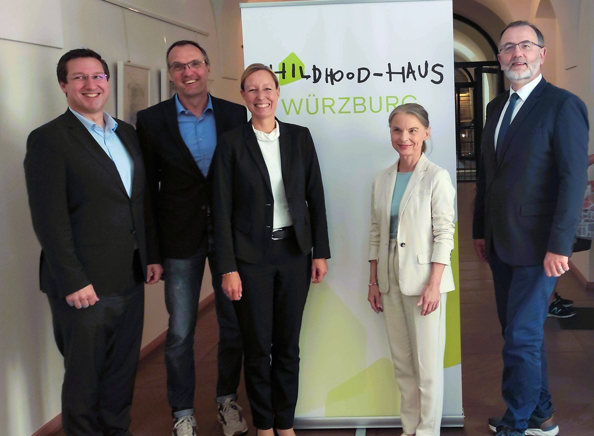 Stadt und Landkreis Würzburg traten am 24.07.2025 dem Verein „Childhood-Haus Würzburg“ bei. v.l.n.r Prof. Dr. Marcel Romanos (Mitglied des Vorstands), Gunther Kunze (Jugendamt Stadt Würzburg), Eva von Vietinghoff-Scheel (Sozialreferentin Stadt Würzburg), Åsa Petersson (Vereinsvorsitzende), Michael Schumacher (Jugendamt Landkreis Würzburg)