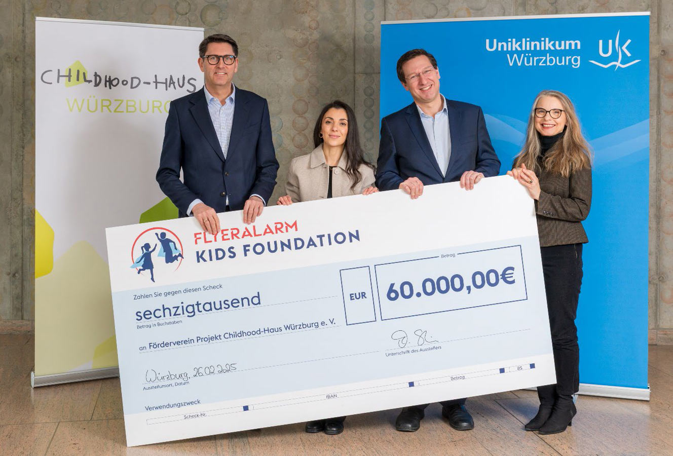 v.l.n.r.: PD Dr. Tim von Oertzen (Ärztlicher Direktor des Universitätsklinikums Würzburg),Maria Schuppan (Stiftungsleiterin der FLYERALARM Kids Foundation), Prof. Dr. MarcelRomanos (Vorstandsmitglied und Direktor der Klinik für Kinder- und Jugendpsychiatrie amUniversitätsklinikum Würzburg) und Åsa Petersson (1. Vorsitzende des FördervereinsChildhood-Haus Würzburg).