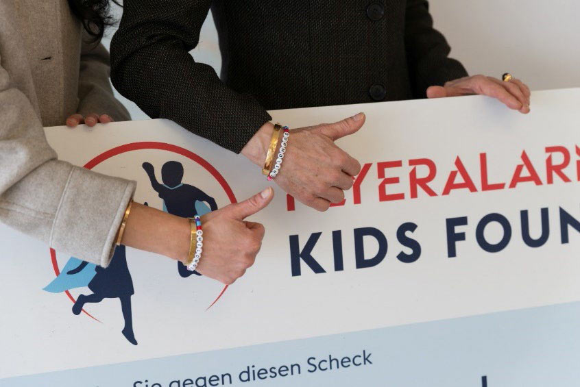 Maria Schuppan und Åsa Petersson tragen das Armband der World Childhood Foundation, Jede Perle steht für einen Artikel der UN-Kinderrechtskonvention und erinnert daran, dass jedes Kind ein Recht auf eine unbeschwerte Kindheit hat.
